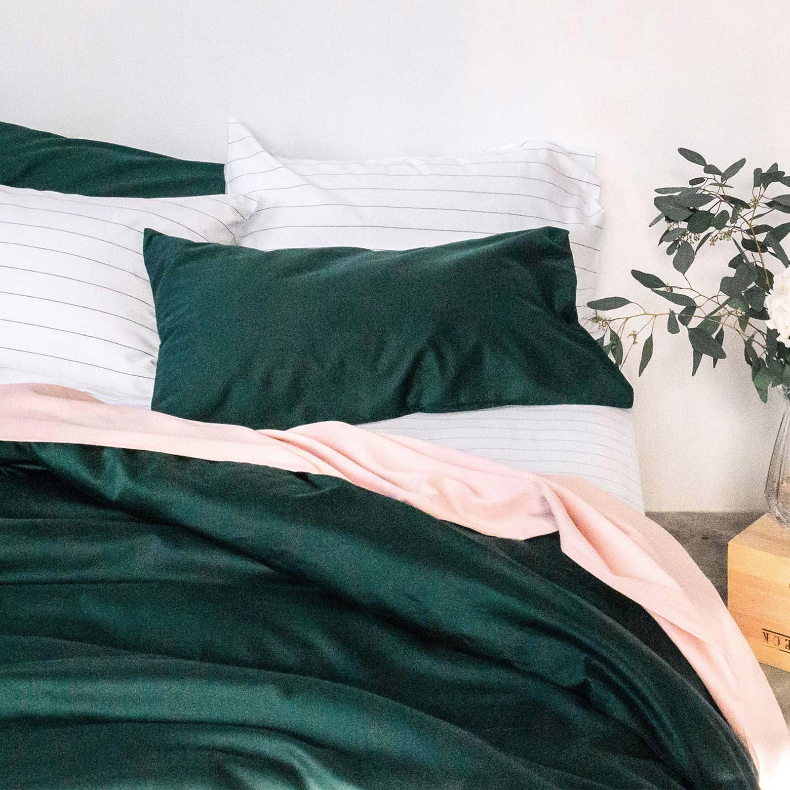 SOJAO_organic_cotton_mix_pinstripe_forest_blush_bed_flat_fitted_sheet_pillowcase_bundle_set_side_2400.jpg